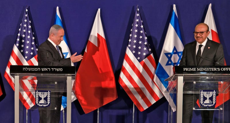 epa08827371 Israeli Prime Minister Benjamin Netanyahu applauds as Bahrain's Foreign Minister Abdullatif bin Rashid Al Zayani looks on during a press conference in Jerusalem, 18 November 2020. Bahraini Foreign Minister arrived in Israel making the first-ever visit from his country.  EPA/MENAHEM KAHANA / POOL