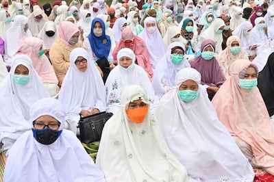 Indonesian Muslims, most seen wearing pollution masks, gather for special prayers asking for rain in Pekanbaru, Riau province on September 13, 2019, as smog from rainforest fires envelop the Southeast Asian region. Hundreds of people held a mass prayer for rain in a smoke-filled Indonesian city on September 13, desperately hoping for downpours to extinguish forest fires and clear the toxic haze covering wide swathes of the country and neighbouring Malaysia.
 / AFP / ADEK BERRY
