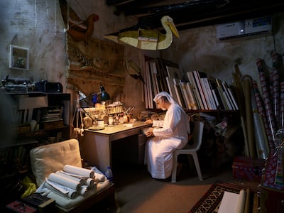 الفنان المفاهيمي الإماراتي عبد الله السعدي في الاستوديو الخاص به.  الصورة: الجناح الوطني لدولة الإمارات العربية المتحدة