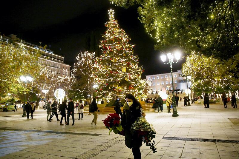 epa08885834 People walk at central Syntagma square that is decorated for Christmas in Athens, Greece, 15 December 2020.  EPA/ORESTIS PANAGIOTOU