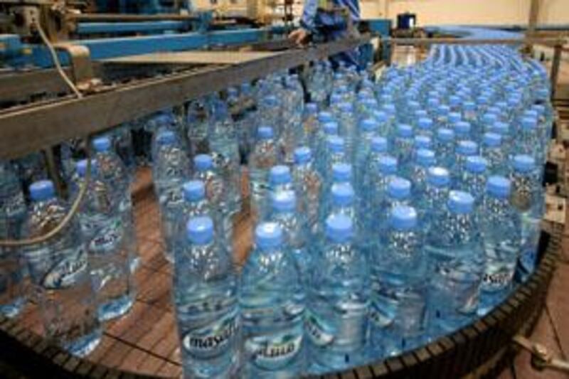 DUBAI-JULY 10,2008 - A worker watch Masafi  bottle water place in the box during a visit to the Masafi Bottling plant in Ras Al Khaimah. ( Paulo Vecina/The National ) *** Local Caption ***  PV Masafi 12.JPGPV Masafi 12_2.JPG