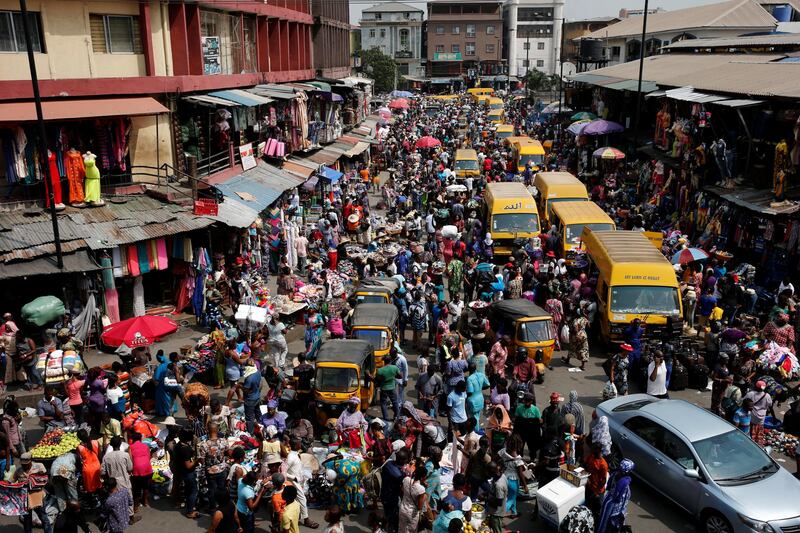 People crowd a street at the central business district in Nigeria's commercial capital Lagos ahead of Christmas December 23, 2016. REUTERS/Akintunde Akinleye - RTX2WC3Q