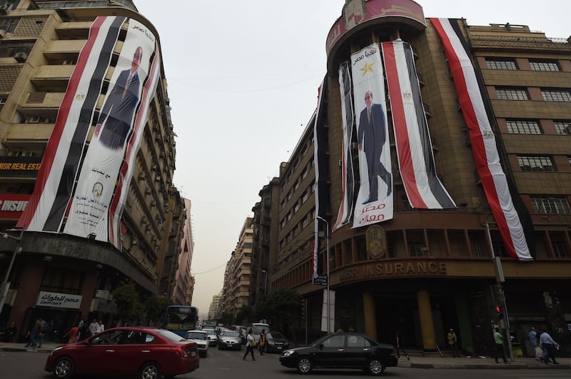A picture taken on March 22, 2018 shows giant election campaign posters supporting Egyptian President Abdelfattah al-Sisi in the upcoming presidential election in central Cairo. / AFP PHOTO / FETHI BELAID