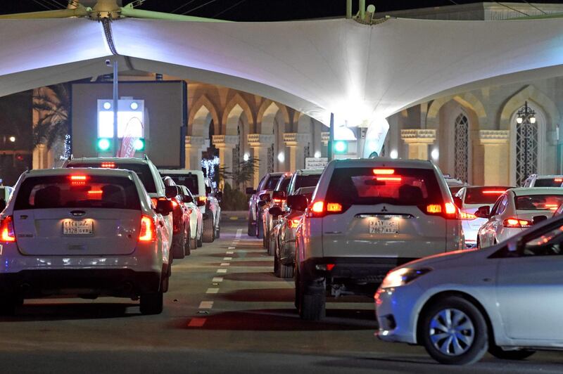 Vehicles of Saudi travellers line up to cross into Bahrain at a border checkpoint on the King Fahad Causeway on May 17, 2021, as Saudi authorities lift travel restrictions for citizens immunised against COVID-19.  / AFP / Mazen Mahdi
