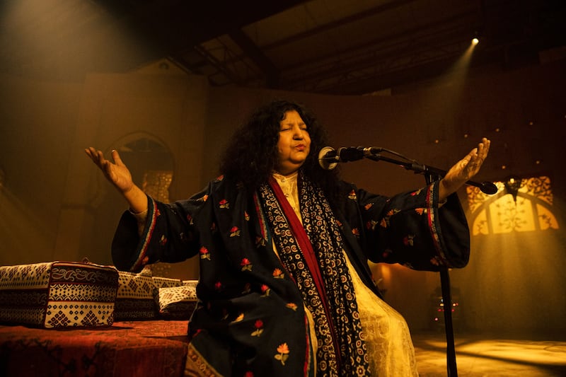 Abida Parveen sings live in the studio. 