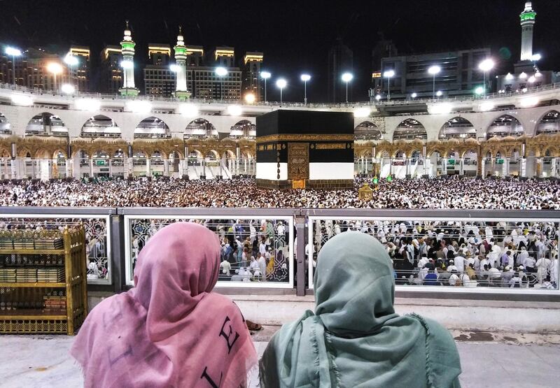 TOPSHOT - Muslim worshippers watch as others circumambulate around the Kaaba, Islam's holiest shrine, at the Grand Mosque in Saudi Arabia's holy city of Mecca on August 17, 2018 prior to the start of the annual Hajj pilgrimage in the holy city. - Muslims from across the world are gathering in Mecca in Saudi Arabia for the annual hajj pilgrimage, one of the five pillars of Islam. (Photo by AHMAD AL-RUBAYE / AFP)