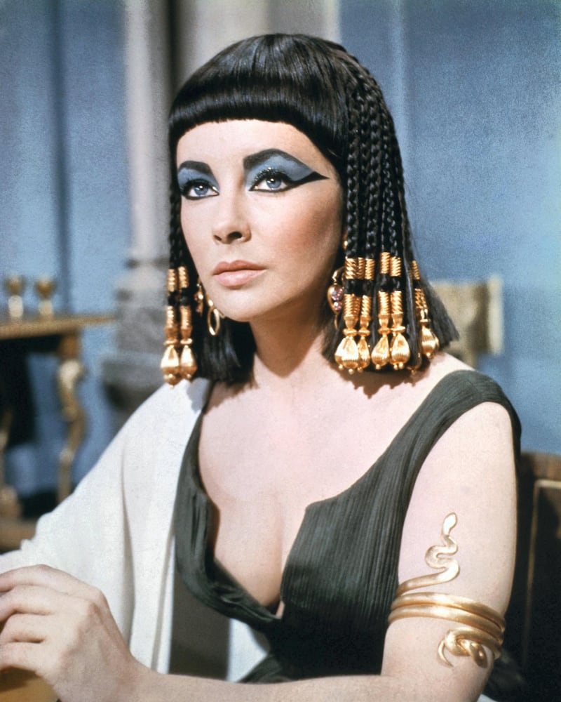 Elizabeth Taylor (1932-2011), British actress, in costume wearing eye make-up in a publicity still issued for the film, 'Cleopatra', 1963. The historical drama, directed by Joseph L. Mankiewicz (1909-1993), starred Taylor as 'Cleopatra'. (Photo by Silver Screen Collection/Getty Images) *** Local Caption *** Elizabeth Taylor