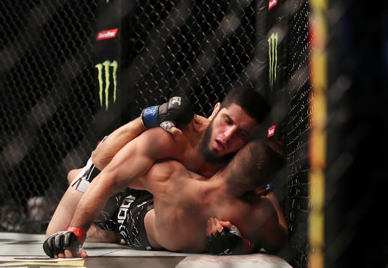 Islam Makhachev (red) dominated Dan Hooker at UFC 267.