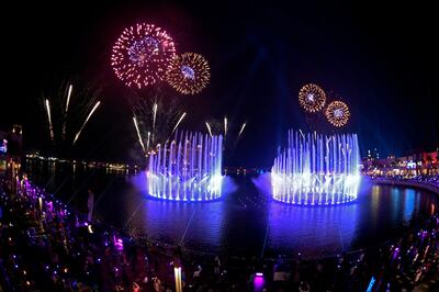 TOPSHOT - Dubai launches the Palm Fountain in a bid to break a Guinness World Record as the worlds' largest fountain, at Palm Jumeira on October 22, 2020.
 Spread over 14,000 square feet of seawater, the fountain’s super shooter stands tall at 105 metres and comes alive with over 3,000 LED lights. / AFP / Karim SAHIB
