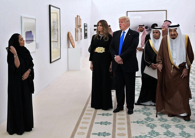 King Salman shows the president and his wife a display of Saudi modern art at the Saudi Royal Court in Riyadh on May 20, 2017. AFP / Mandel Ngan