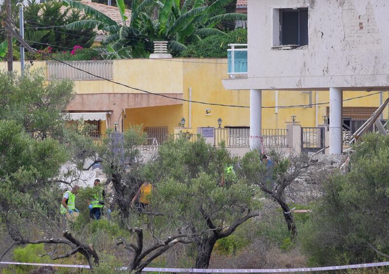 Investigators search the rubble of a house, where suspects of this week's twin assaults in Spain were believed to be building bombs, in Alcanar on August 20, 2017.
Police said today they have found more than 120 gas canisters in a house in Alcanar, where suspects of this week's twin assaults in Spain were believed to be building bombs for "one or more" attacks in Barcelona. On the eve of the attack in Barcelona, an explosion had occurred at the house about 200 kilometres south of the city, and police believe it was detonated in error by the suspected jihadists.

 / AFP PHOTO / JOSE JORDAN