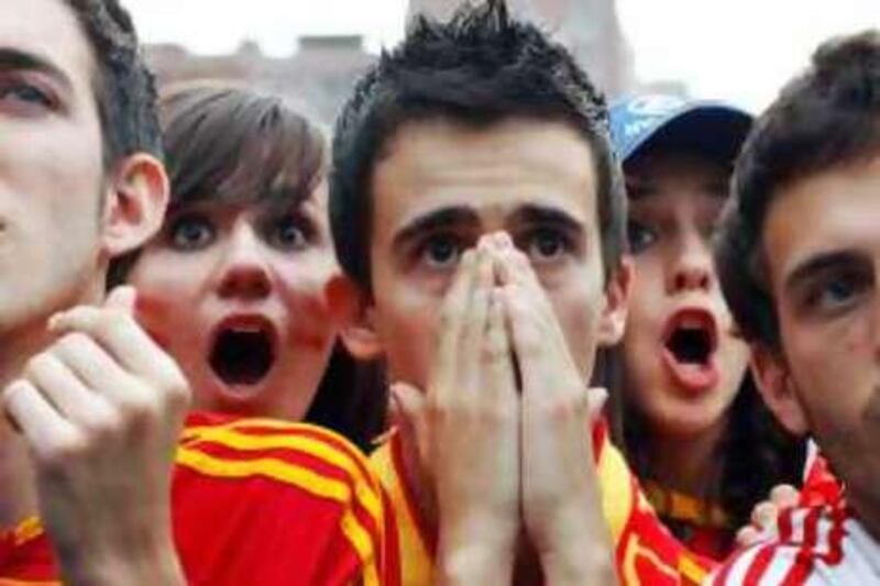 Spanish fans react during the 2010 World Cup match between Spain and Switzerland in Madrid June 16, 2010. REUTERS/Susana Vera (SPAIN - Tags: SPORT SOCCER WORLD CUP) *** Local Caption ***  SVP01_SOCCER-WORLD-_0616_11.JPG