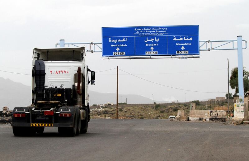 A truck drives on the main road linking Hodeidah with Sanaa, Yemen September 13, 2018. REUTERS/Mohamed al-Sayaghi