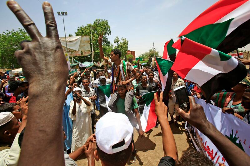 Sudanese protesters chant slogans during a sit-in outside the army headquarters in the capital Khartoum on May 1, 2019.  The UAE said today it supported an "orderly" transition in Sudan where military leaders who toppled veteran president Omar al-Bashir are locked in a standoff with protesters demanding civilian rule. / AFP / ASHRAF SHAZLY
