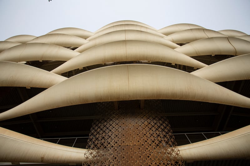 Its facade is inspired by the bark of date palm trees, in reference to Basra, which is known for  date palm trees.