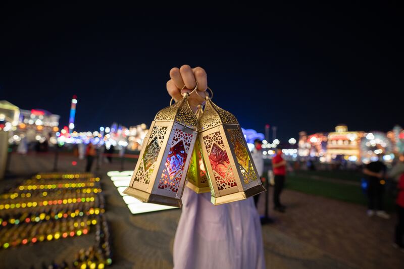 The lanterns used to create the 100,000,000 meals message were distributed free of charge. 