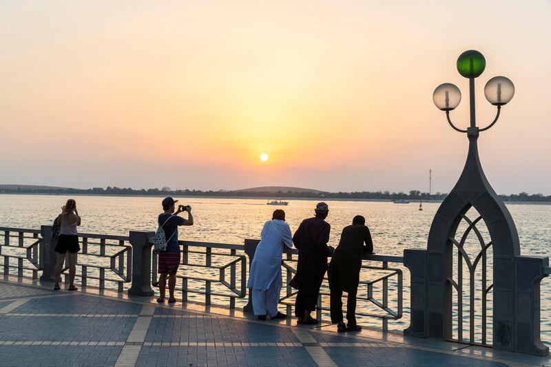 ABU DHABI, UNITED ARAB EMIRATES. 20 AUGUST 2018. Sunset in the capitol on the corniche on the first day of Eid Al Adha. (Photo: Antonie Robertson/The National) Journalist: None. Section: National.
