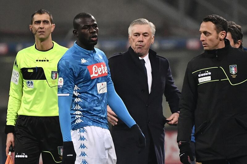 Napoli's Senegalese defender Kalidou Koulibaly (2ndL) exits the pitch after receiving a red card as Napoli's Italian coach Carlo Ancelotti (C) looks on during the Italian Serie A football match Inter Milan vs Napoli on December 26, 2018 at the San Siro stadium in Milan. / AFP / Marco BERTORELLO
