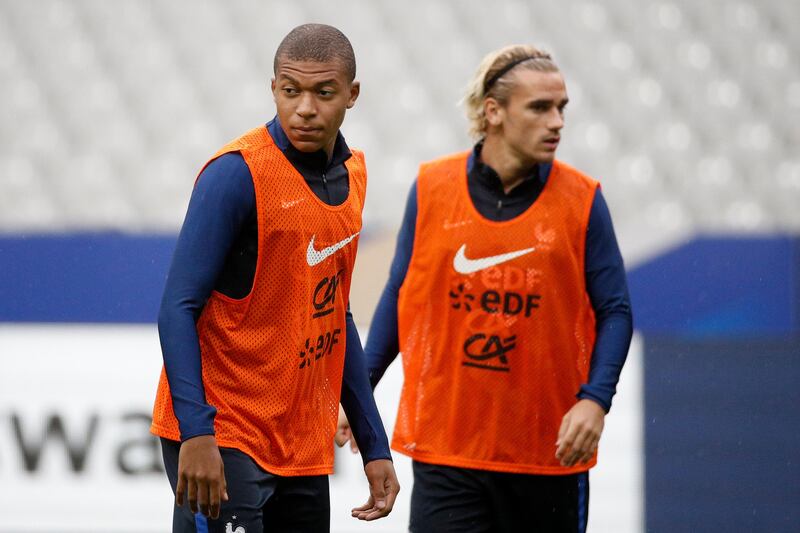 epa06172104 Antoine Griezmann (R) and Kylian Mbappe (L) of France attend a training session at the Stade de France stadium, in Saint-Denis, outside Paris, France, 30 August 2017. France will play The Netherlands in their 2018 FIFA World Cup qualification Round 1 - Group A soccer match at the Stade de France, Paris on 31 August 2017.  EPA/YOAN VALAT