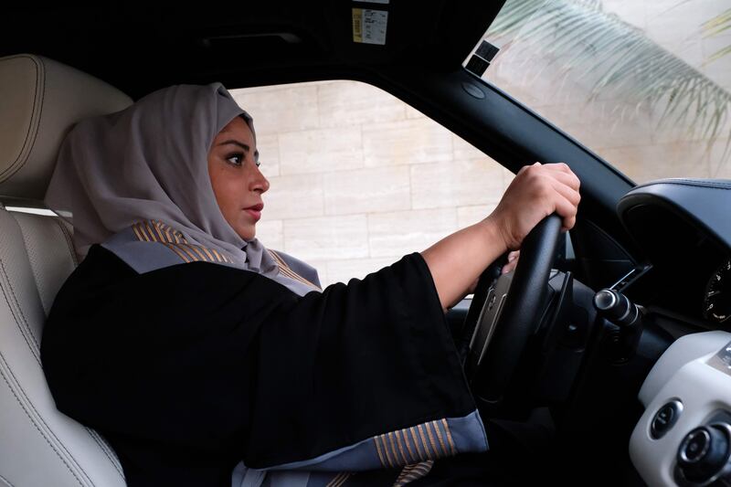 A Saudi woman drives her car along a street in the Saudi coastal city of Jeddah, on September 27, 2017. 
Saudi Arabia will allow women to drive from next June, state media said on September 26, 2017 in a historic decision that makes the Gulf kingdom the last country in the world to permit women behind the wheel.  / AFP PHOTO / Reem BAESHEN