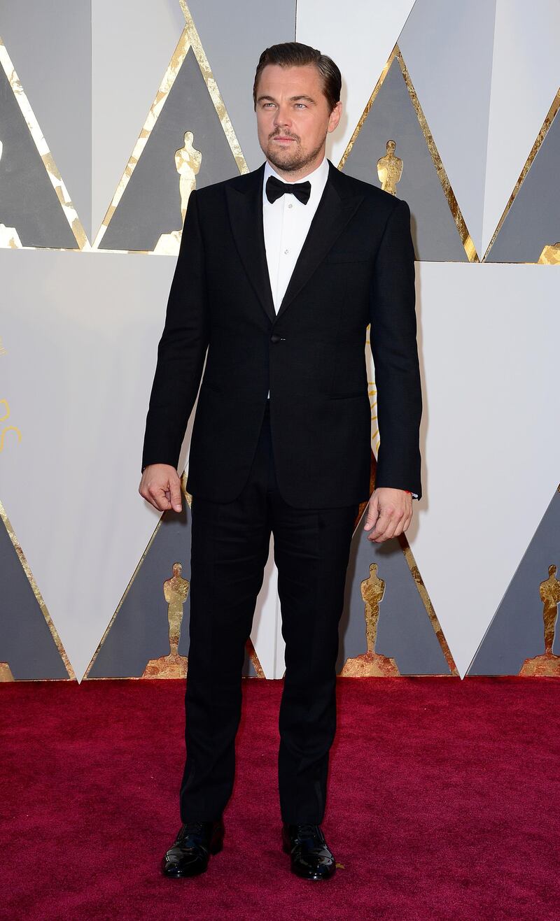 epa05186294 Leonardo DiCaprio arrives for the 88th annual Academy Awards ceremony at the Dolby Theatre in Hollywood, California, USA, 28 February 2016. The Oscars are presented for outstanding individual or collective efforts in 24 categories in filmmaking.  EPA/MIKE NELSON