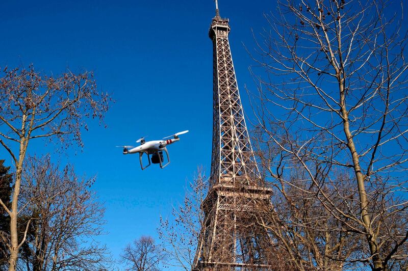 (FILES) This file illustration picture taken on February 27, 2015 shows an inoperative drone near the Eiffel Tower in Paris.  French Council of State (Conseil d'Etat) prohibits the use of surveillance drones in Paris during the deconfinement, AFP reports on May 18, 2020. / AFP / DOMINIQUE FAGET
