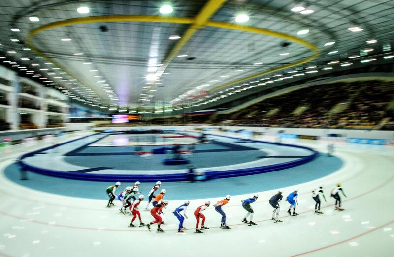 TOPSHOT - Skaters compete during the women mass start race of the European Speed Skating Championship in Kolomna on January 7, 2018. / AFP PHOTO / Mladen ANTONOV