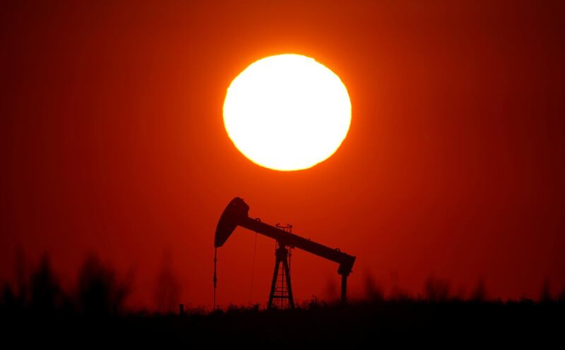 FILE PHOTO: The sun sets behind an oil pump outside Saint-Fiacre, near Paris, France September 17, 2019. REUTERS/Christian Hartmann/File Photo