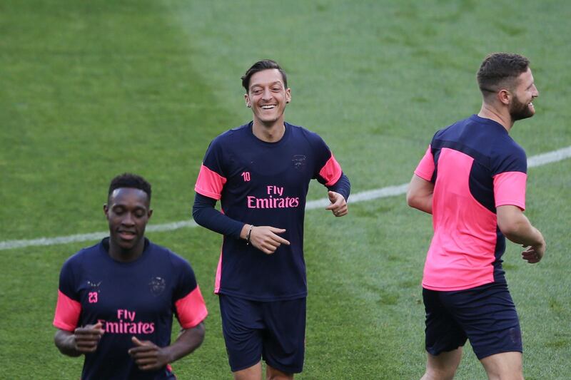 epa07116866 Arsenal's players Mesut Ozil (C), Shkodran Mustafi (R) and Danny Welbeck (L) attend a training session at Alvalade Stadium, Lisbon, Portugal, 24 October 2018. Arsenal FC will face Sporting CP in their UEFA Europa League Group E match on 25 October 2018.  EPA/JOSE SENA GOULAO