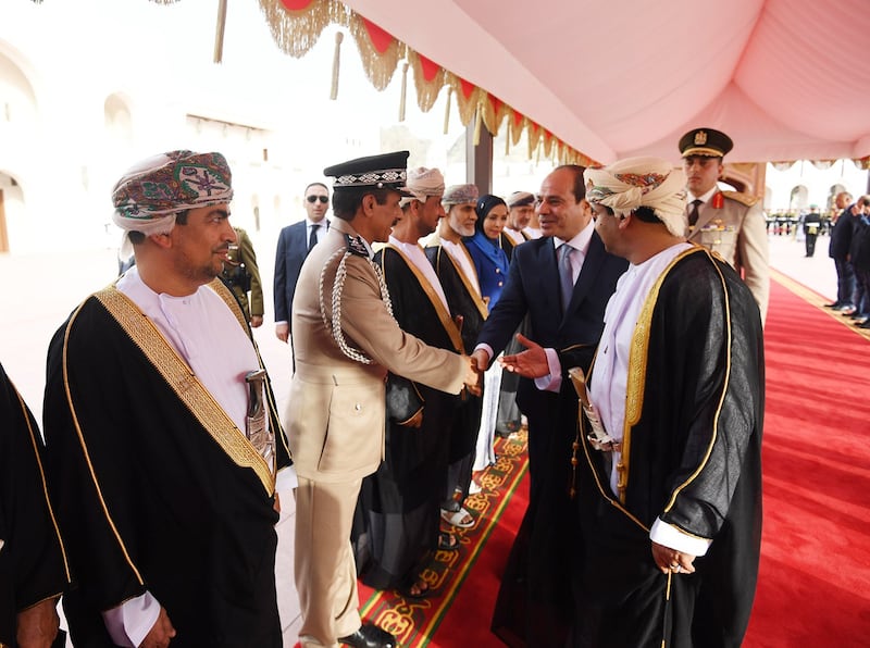 Mr El Sisi greets Omani officials. 