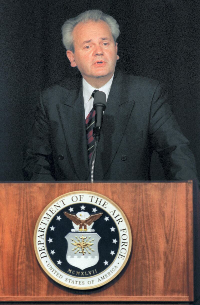 Slobodan Milosevic, President of the Federal Yugoslavia (Serbia and Montenegro) addreses the media after initializing with Bosnia President Izetbegovic and Croatia President Tudjman a peace accord 21 November 1995 between their countries. Negotiations hosted by the US known as the Proximity Peace Talks at Wright-Patterson Air Force base, near Dayton, Ohion, began 01 November 1995. (Photo by JOHN RUTHROFF / AFP)