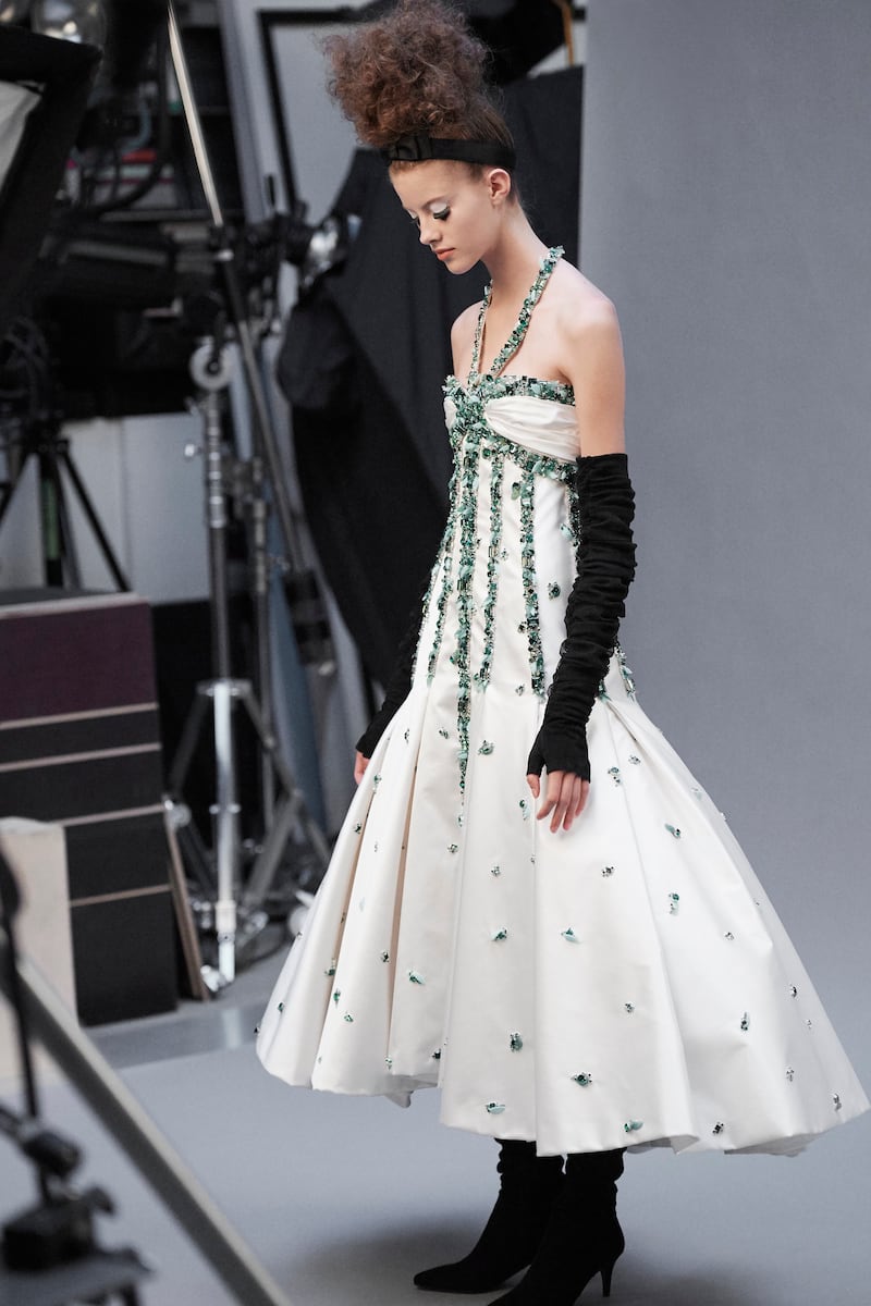 A handout photo showing behind-the-scenes look at Karl Lagerfeld shooting Chanel’s autumn/winter haute couture 2016/17 collection (Photo by Olivier Saillant) *** Local Caption ***  lm08se-stylelist-chanel08.jpg