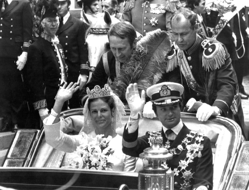 epa02204534 (FILE) A file picture dated 19 June 1976 shows Swedish King Carl Gustaf and Queen Silvia during a procession after their wedding ceremony in Stockholm, Sweden. The wedding of their daughter Crown Princess Victoria of Sweden and Daniel Westling will take place on the same date, 19 June, albeit 34 years later in 2010, at Stockholm Cathedral.  EPA/DPA