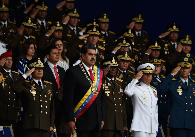 TOPSHOT - Venezuelan President Nicolas Maduro (C) attends a ceremony to celebrate the 81st anniversary of the National Guard in Caracas on August 4, 2018.
A loud bang interrupted Maduro's speech during the military ceremony. / AFP PHOTO / Juan BARRETO