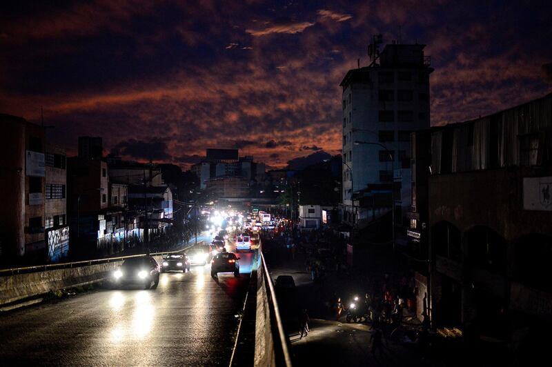 Picture taken in Petare neighbourhood after Caracas and other parts of Venezuela were hit by a massive power cut on July 22, 2019. The lights went out in most of Caracas causing traffic jams and sending people back home on foot after the metro stopped running, while people in other parts of the country took to social media to report the power had gone out there too. The state-owned power company CORPOELEC only reported a breakdown affecting sectors of Caracas. / AFP / Matias DELACROIX
