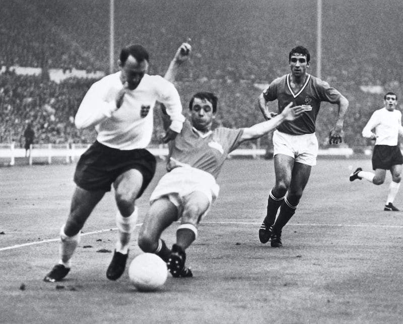 England international football player Jimmy Greaves (L) fights with French footballer Jacky Simon, on July 20, 1966, during the match France / England of the football World Cup, at the Wembley stadium, in England. (Photo by STRINGER / AFP)