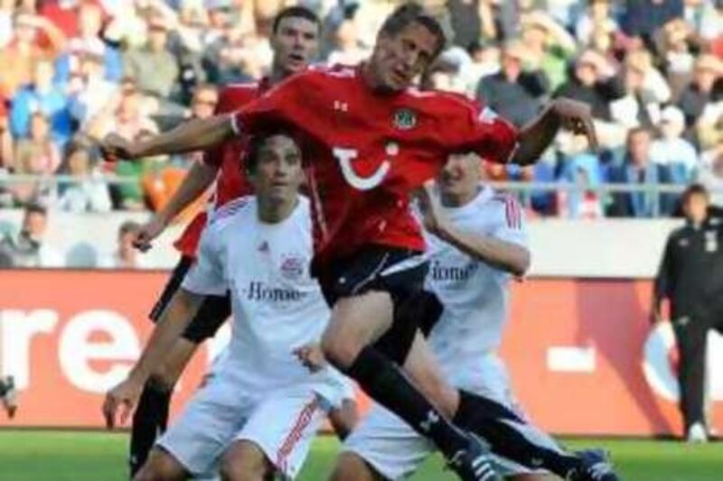 Hanover's Frank Fahrenhorst defends against Munich's Luca Toni, left, and Miroslav Klose, right, during the German first division Bundesliga soccer match between Hanover 96 and Bayern Munich in Hanover, Germany, on Saturday, Sept. 27, 2008. Back is Hanover's Vinicius. Hanover won by 1-0. (AP Photo/Fabian Bimmer) ** EDS NOTE German Spelling of Hanover is Hannover- German Spelling of Munich is Muenchen-NO MOBILE USE UNTIL 2 HOURS AFTER THE MATCH, WEBSITE USERS ARE OBLIGED TO COMPLY WITH DFL-RESTRICTIONS, SEE INSTRUCTIONS FOR DETAILS ** *** Local Caption ***  FHAN111_Germany_Soccer_Bundesliga.jpg