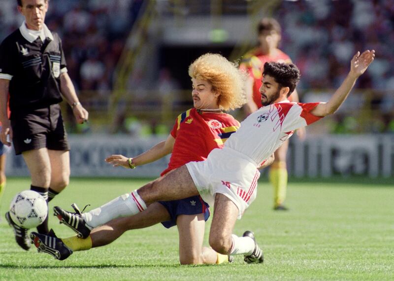 United Arab Emirates' defender Meer Abdulrahman (R) battles for the ball with Colombian midfielder Carlos Valderrama during the World Cup first round soccer match between Colombia and the United Arab Emirates 09 June 1990 in Bologna. Valderrama scored one goal as Colombia won 2-0.    AFP PHOTO