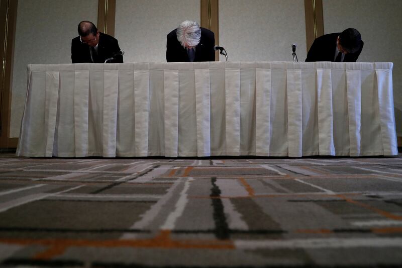 FILE PHOTO: Kobe Steel President and CEO Hiroya Kawasaki (C) and the company officials bow during a news conference in Tokyo, Japan October 13, 2017. REUTERS/Kim Kyung-Hoon/File Photo