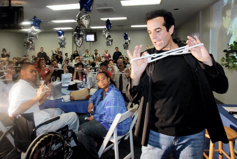Entertainer David Copperfield performs magic tricks in front of an audience of magicians, physical therapists and patients at the Centinela Freeman Regional Medical Center in Inglewood, CA 02 February 2007.  Copperfield celebrated his 25th anniversary of "Project Magic," a program designed to give the gift of magic to people with various physical, psychological and developmental  disabilities.  AFP PHOTO/HECTOR MATA / AFP PHOTO / HECTOR MATA