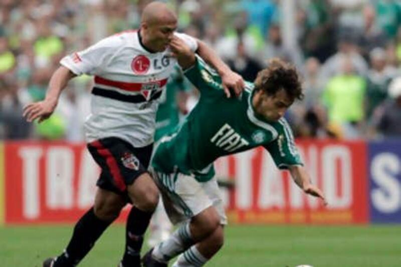 Chilean soccer player Valdivia (R) of Palmeiras challenges Fabio Santos of Sao Paulo  during their Paulista championship  semi final soccer match in Sao Paulo April 20, 2008. REUTERS/Paulo Whitaker (BRAZIL)

Picture Supplied by Action Images *** Local Caption *** 2008-04-20T200419Z_01_SAO04_RTRIDSP_3_SOCCER-LATAM.jpg
