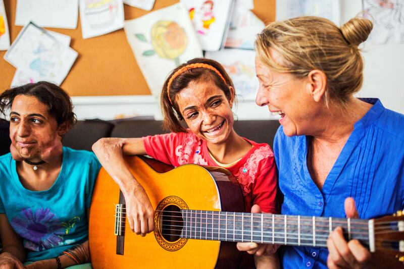 Since arriving at MSF’s hospital in Amman earlier this year, 11-year-old Manal has made a lot of friends while taking part in activities run by the psychosocial team. On Mondays, when Isabel, the music teacher, comes to play music with the younger patients, Manal loves to play the guitar. Alessio Mamo / MSF