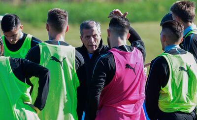 Uruguay's national team coach Oscar Washington Tabarez speaks with his footballers during a training session ahead of the FIFA World Cup 2018, at the Complejo Celeste training center in Montevideo, on May 24, 2018. / AFP / MIGUEL ROJO
