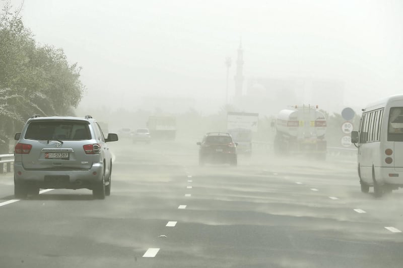 ABU DHABI , UNITED ARAB EMIRATES , MAY 10 – 2018 :- Traffic during the sandstorm on Abu Dhabi – Al Ain highway in Abu Dhabi.  ( Pawan Singh / The National )  For News. 
