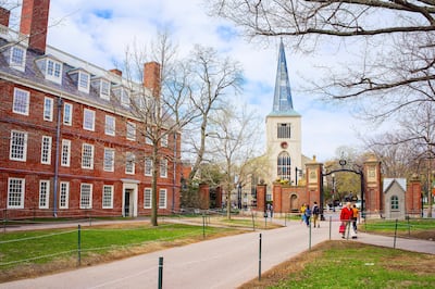 G2ATKE Cambridge, USA - April 29, 2015: First Parish Church in Harvard Square and tourists in Harvard Yard in the campus of Harvard (Alamy) *** Local Caption ***  wk16se-tr-mkop-cambridge.jpg