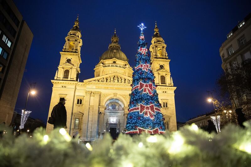 epa08871509 A Christmas tree stands on the square in front of St. Stephen Basilica in Budapest, Hungary, 08 December 2020.  EPA/Balazs Mohai HUNGARY OUT