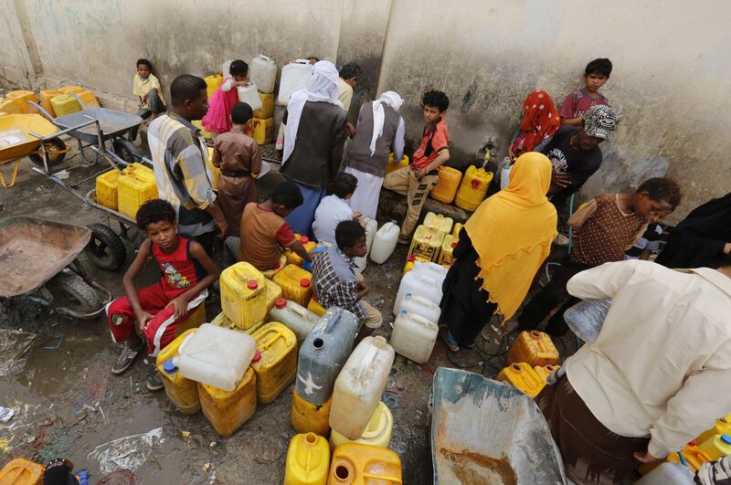 epa06148588 Yemenis collect drinking water from a donated water pipe amid a rapidly spreading cholera outbreak in Sana’a, Yemen, 17 August 2017. According reports, more than 500,000 people in Yemen have been infected with cholera and almost 2,000 others have died since late April across the impoverished Arab country, due to lack of access to clean water and a shortage of medical supplies.  EPA/YAHYA ARHAB