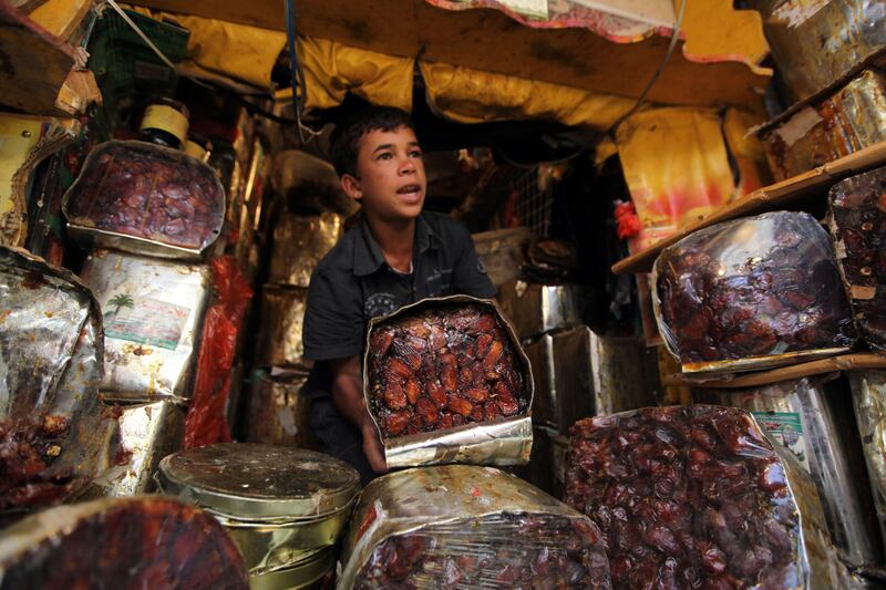 A vendor displays dates at the dates market in Sanaa, as Muslims prepare for the fasting month of Ramadan,  the holiest month in the Islamic calendar, July 7, 2013.  REUTERS/Mohamed al-Sayaghi (YEMEN - Tags: SOCIETY) *** Local Caption ***  SAN05_YEMEN-_0707_11.JPG