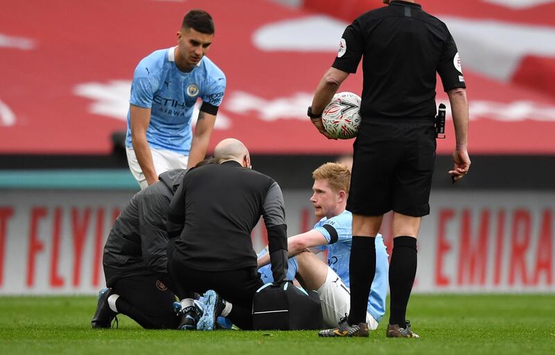 epa09141984 Kevin De Bruyne (down-C) of Manchester City gets medical treatment after he got injured during the English FA Cup semi final soccer match between Chelsea FC and Manchester City in London, Britain, 17 April 2021.  EPA/Ben Stansall / POOL EDITORIAL USE ONLY. No use with unauthorized audio, video, data, fixture lists, club/league logos or 'live' services. Online in-match use limited to 120 images, no video emulation. No use in betting, games or single club/league/player publications.