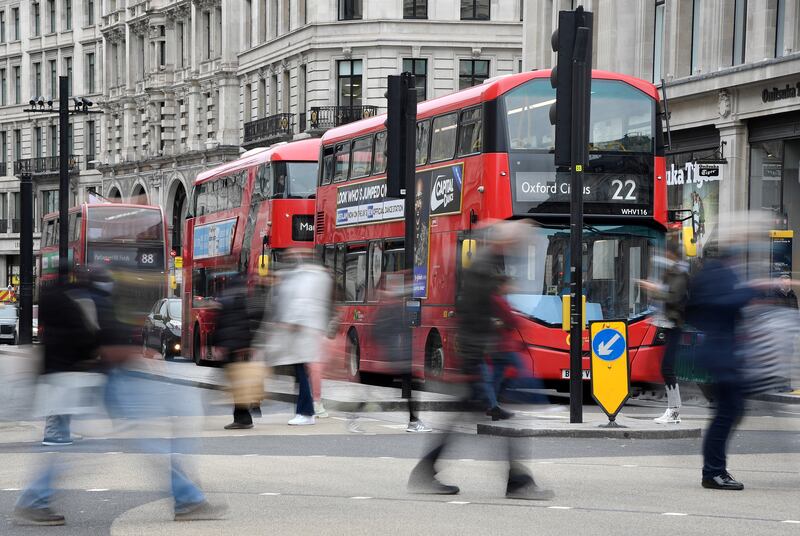 Shoppers cross the road at Oxford Circus, in the centre of London's retail shopping area, amid the spread of the coronavirus disease (COVID-19) in London, Britain, October 16, 2020. REUTERS/Toby Melville